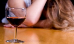 Почему люди пьют алкоголь: основные причины