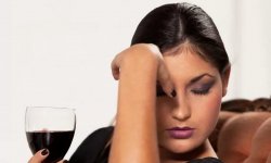 Почему болит голова от красного вина?