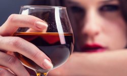 Можно ли пить алкоголь при терапии ВИЧ?