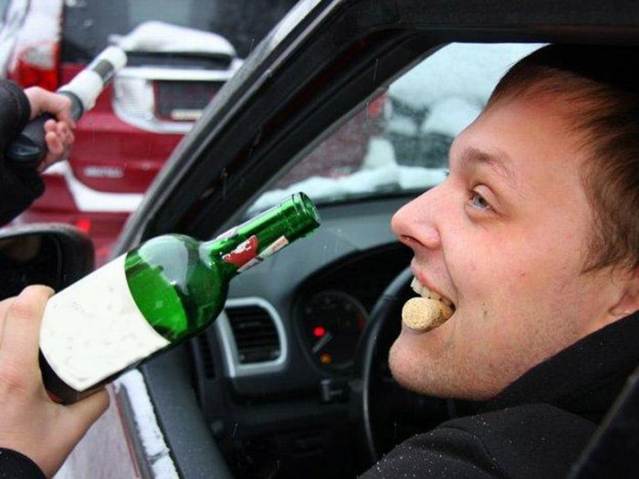 распитие спиртных напитков в машине